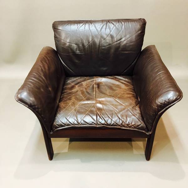 chaise-cuir-et-bois-616daf8b43900